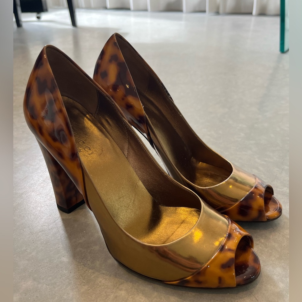 Gucci tortoise bronze peep-toe pump 35.5